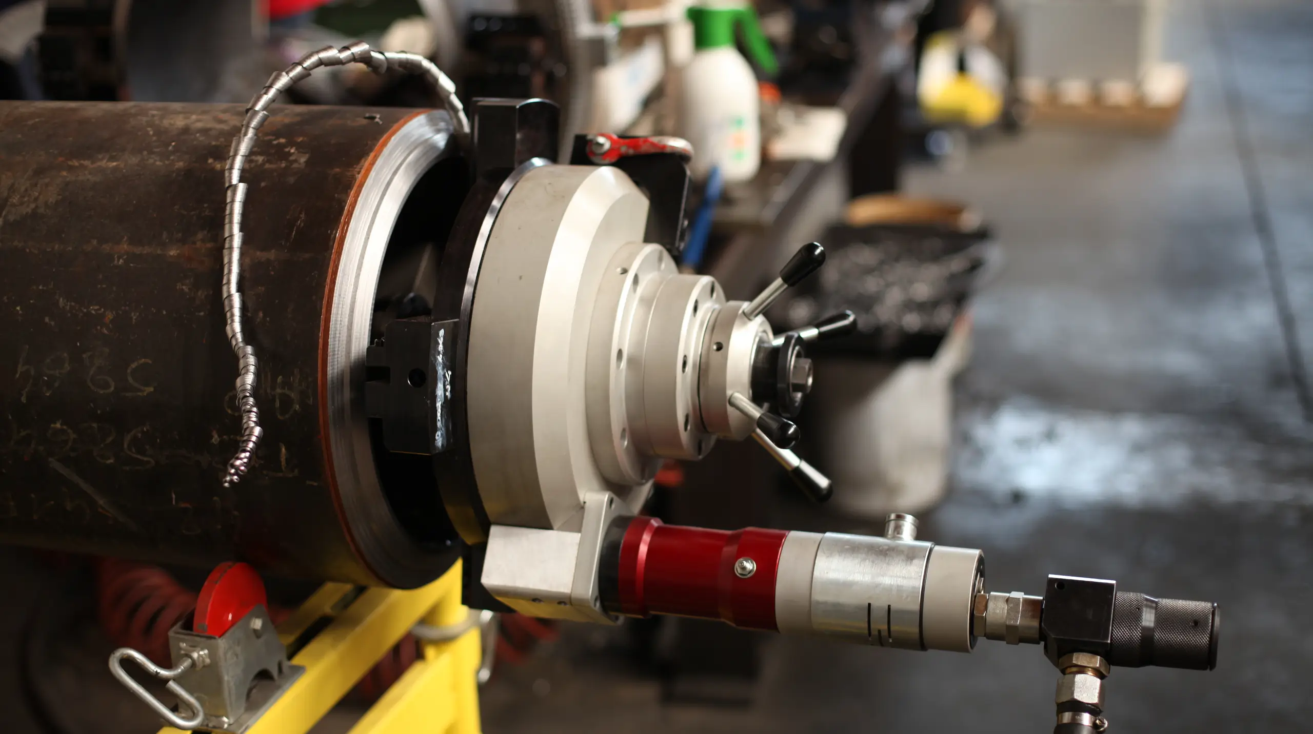 Tagliatubi e fresatubi: alimentazione pneumatica, elettrica o a batteria?