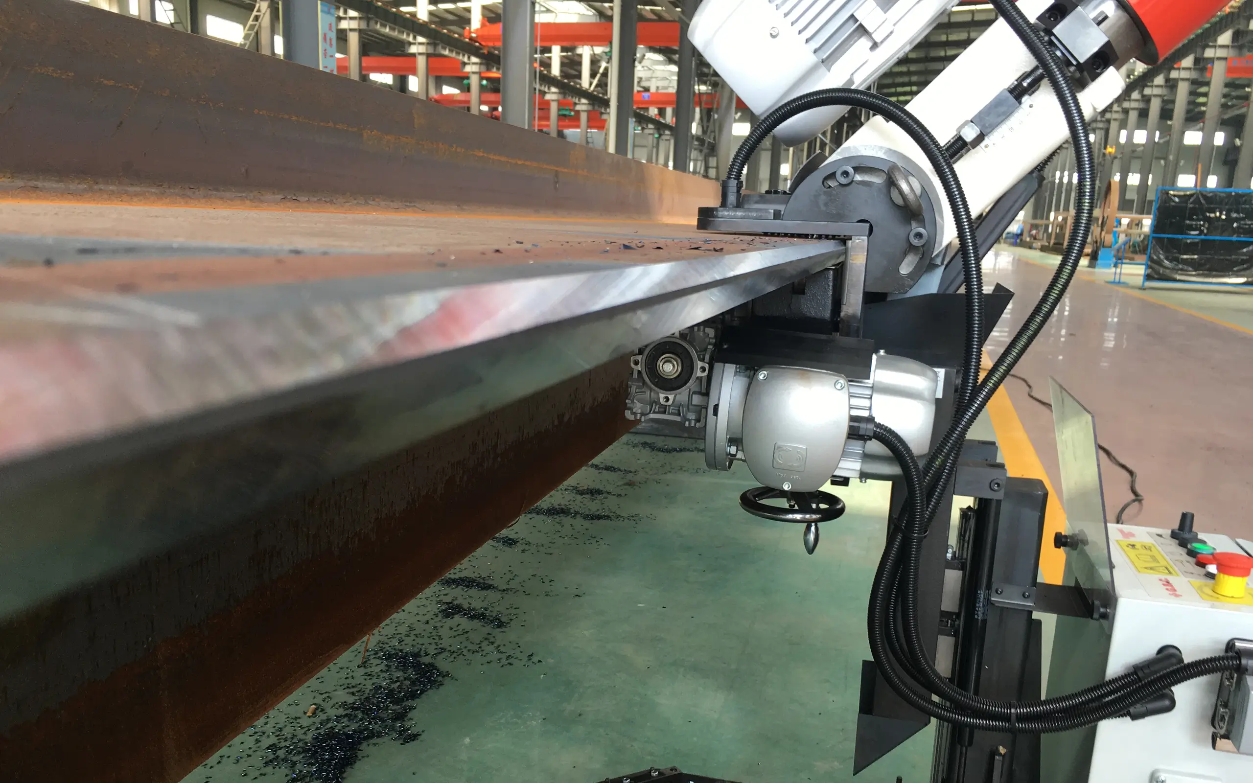 Come scegliere la macchina per smusso lamiera: guida all’acquisto