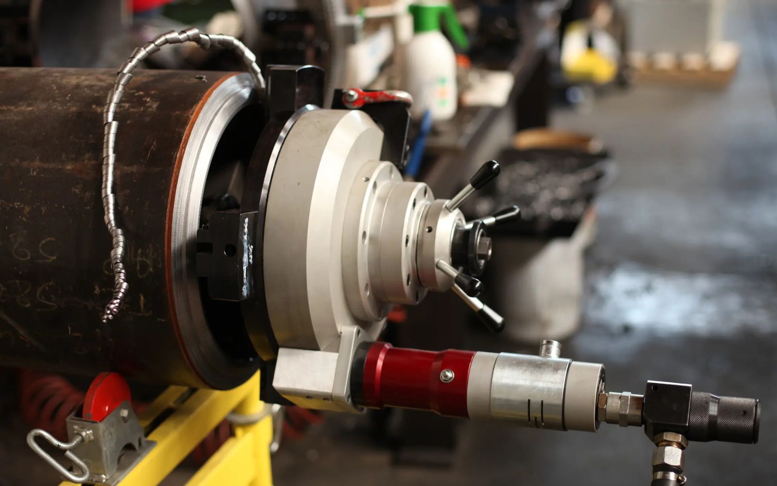 Pipe cutters and pipe bevelling machines: pneumatic, electric or battery-powered?